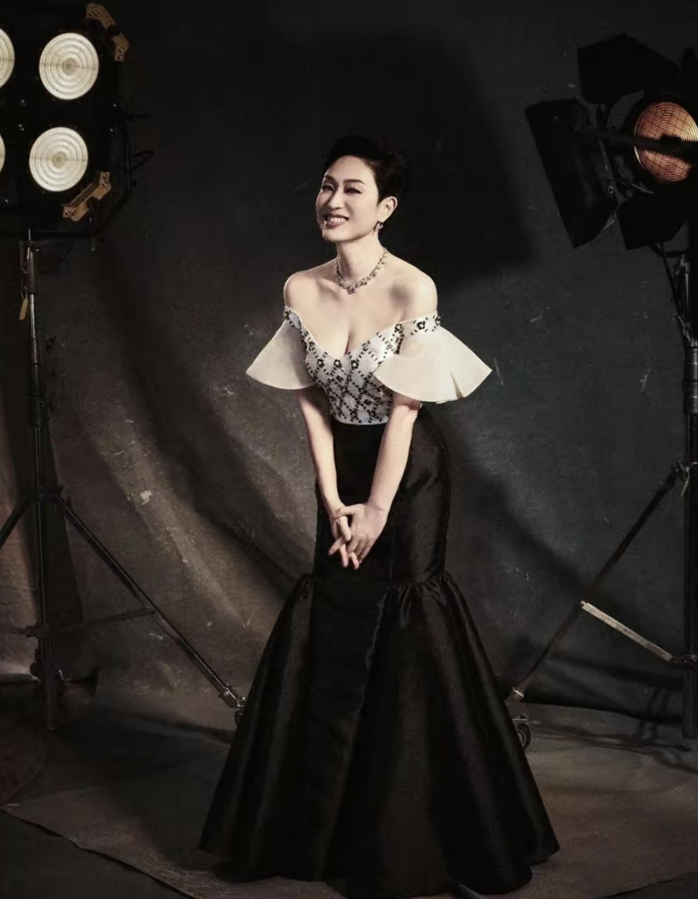 56岁陈法蓉晒最新美照,一袭露肩鱼尾裙穿搭,性感优雅又气质!