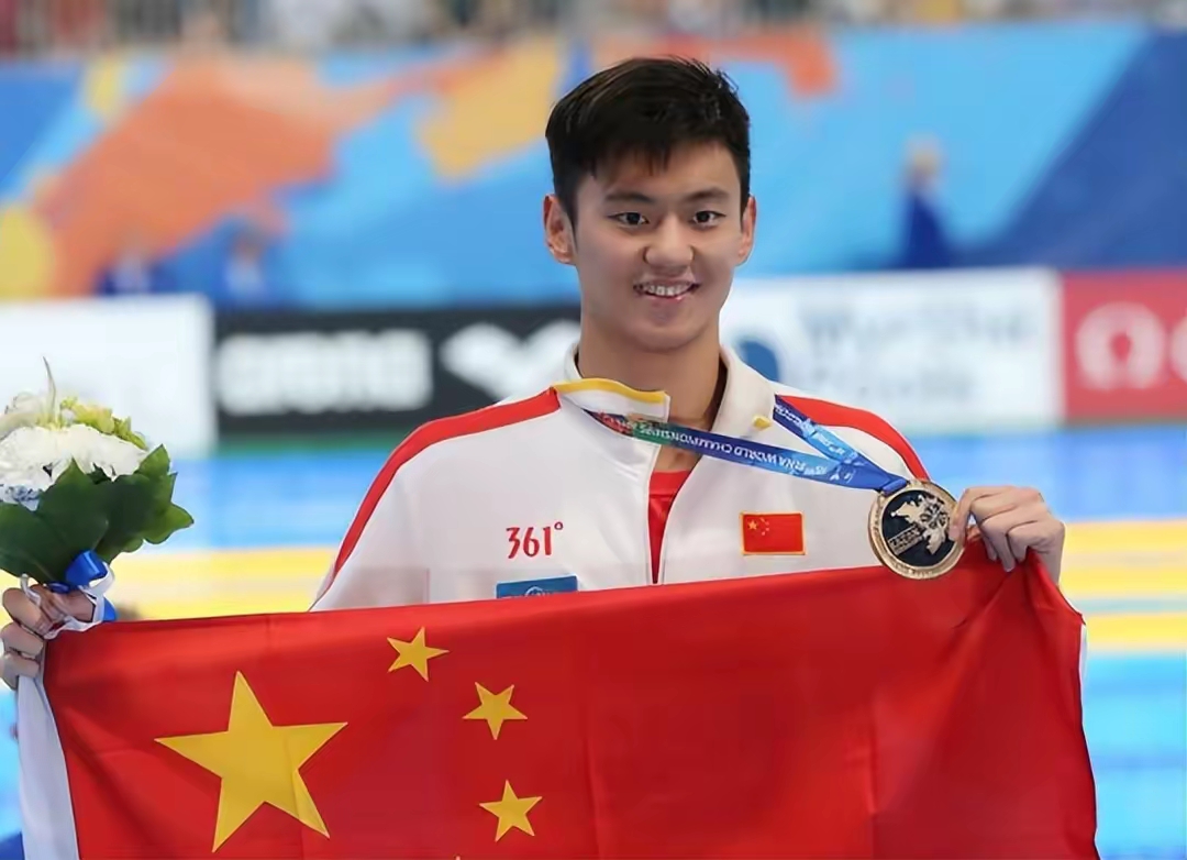 "亚洲飞鱼",荣誉集于一身的同时,奢侈品代言,时尚典礼宁泽涛北京游泳