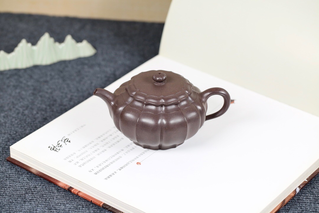 很多壶友问一把紫砂壶要多少钱,一般一把紫砂壶需用1斤泥料,还要加上