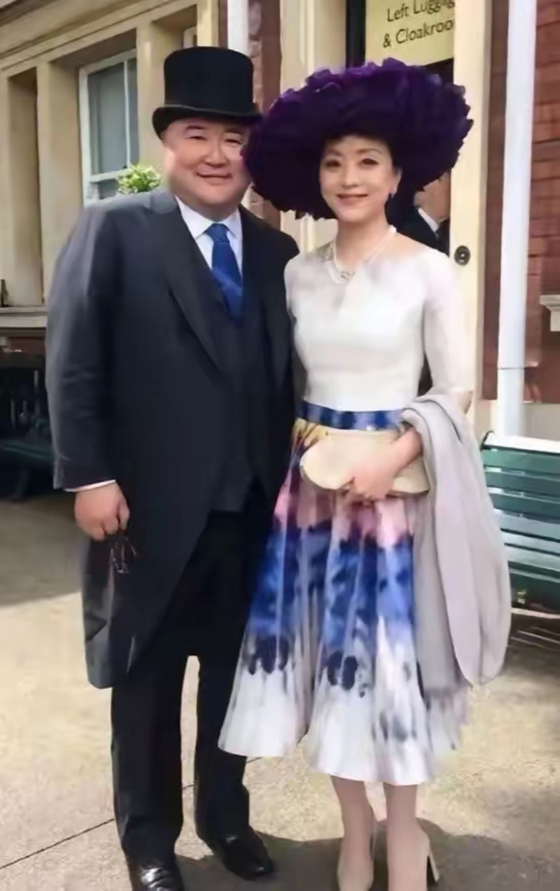 杨澜和老公吴征国外看马赛,杨澜打扮的像个欧洲贵妇,这一刻才知道她不