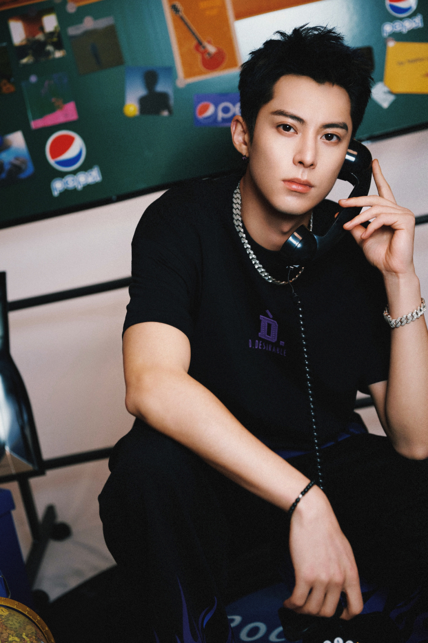 王鹤棣好适合这种寸头,看着痞帅痞帅的.