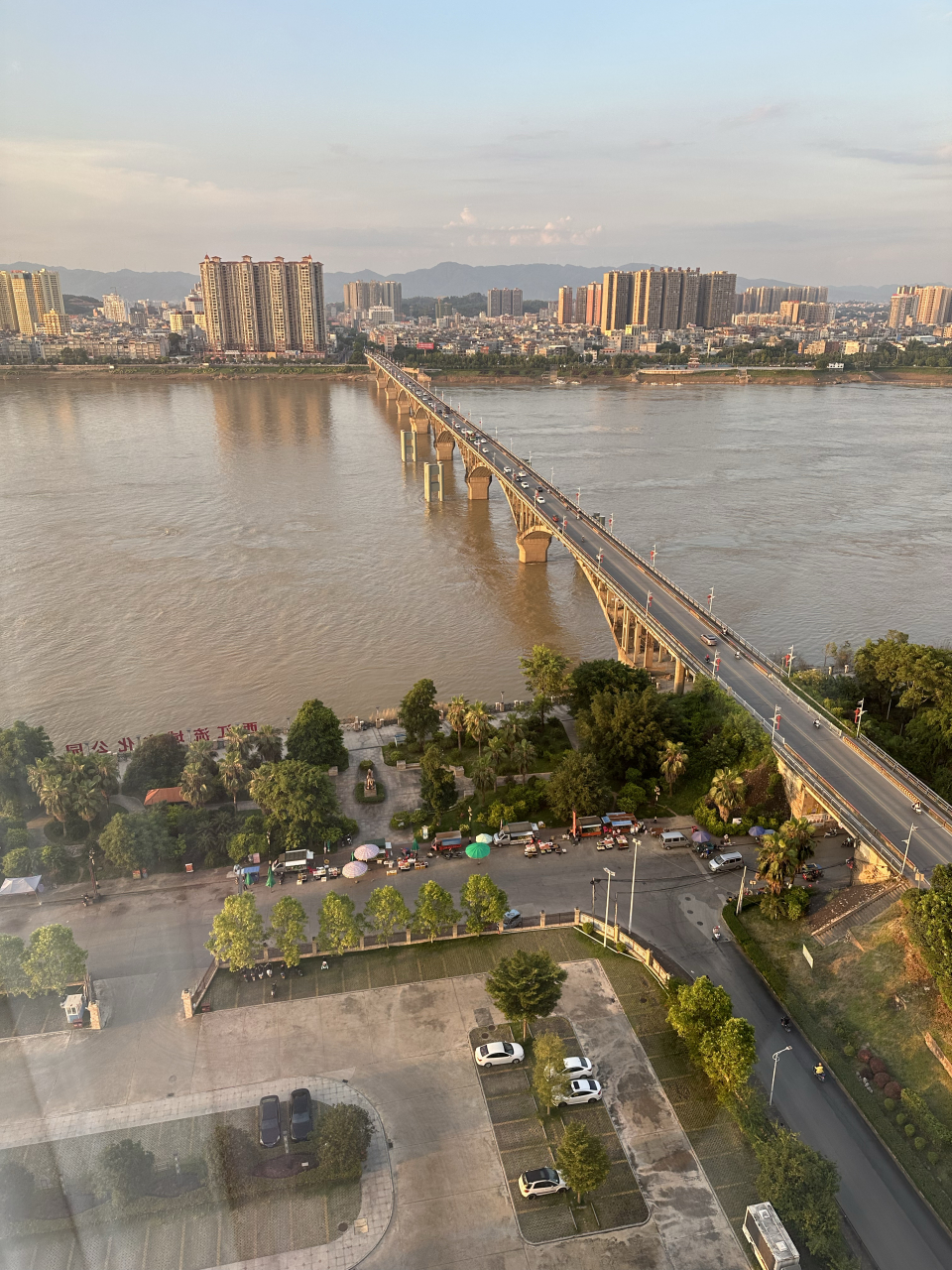 到广西平南西江大桥附近的德湖水上乐园玩了一个下午,大桥旁边的房子