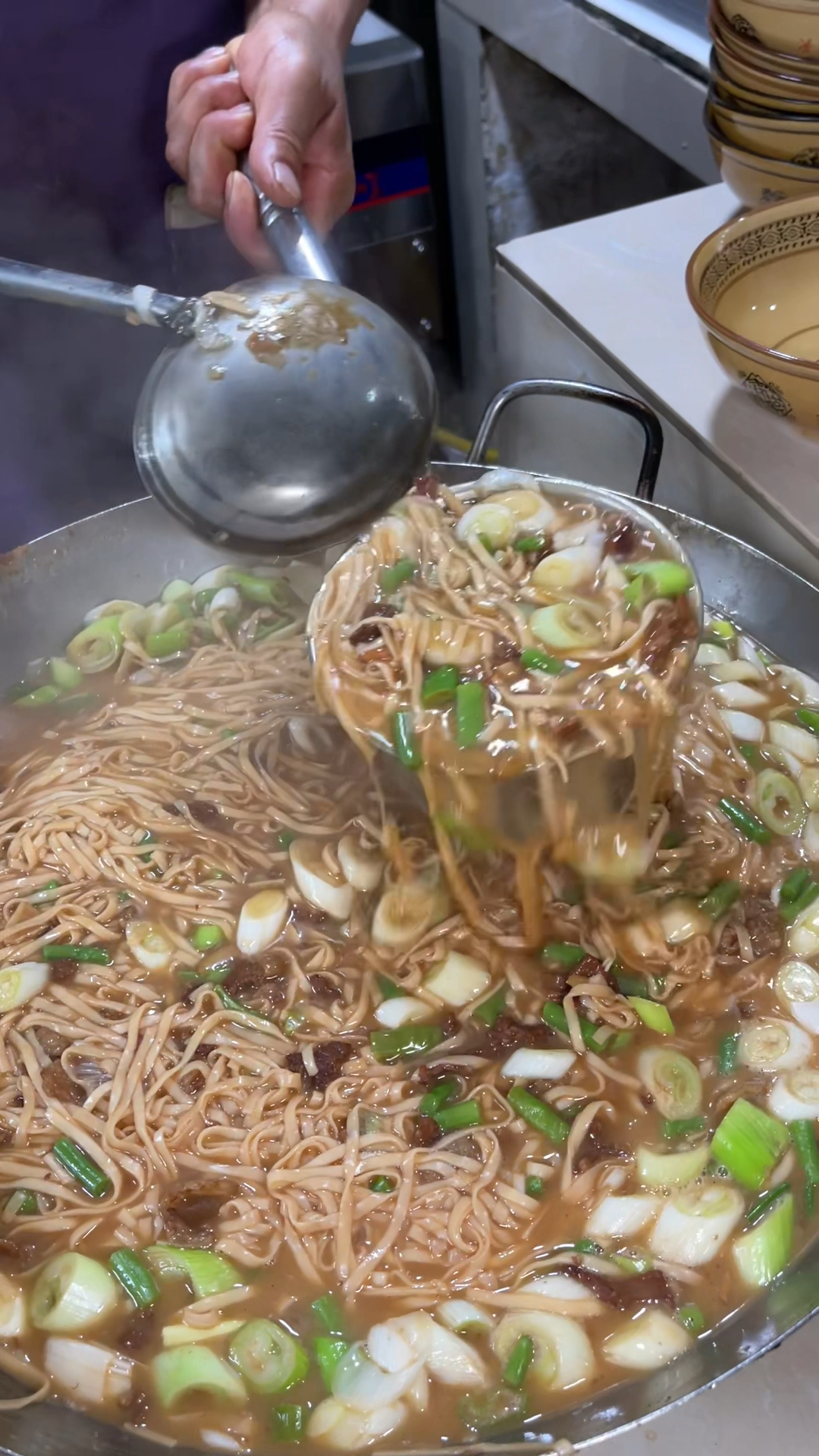 河南平顶山特色羊肉炝锅面,12元一碗,颜色看着不错,挺好吃