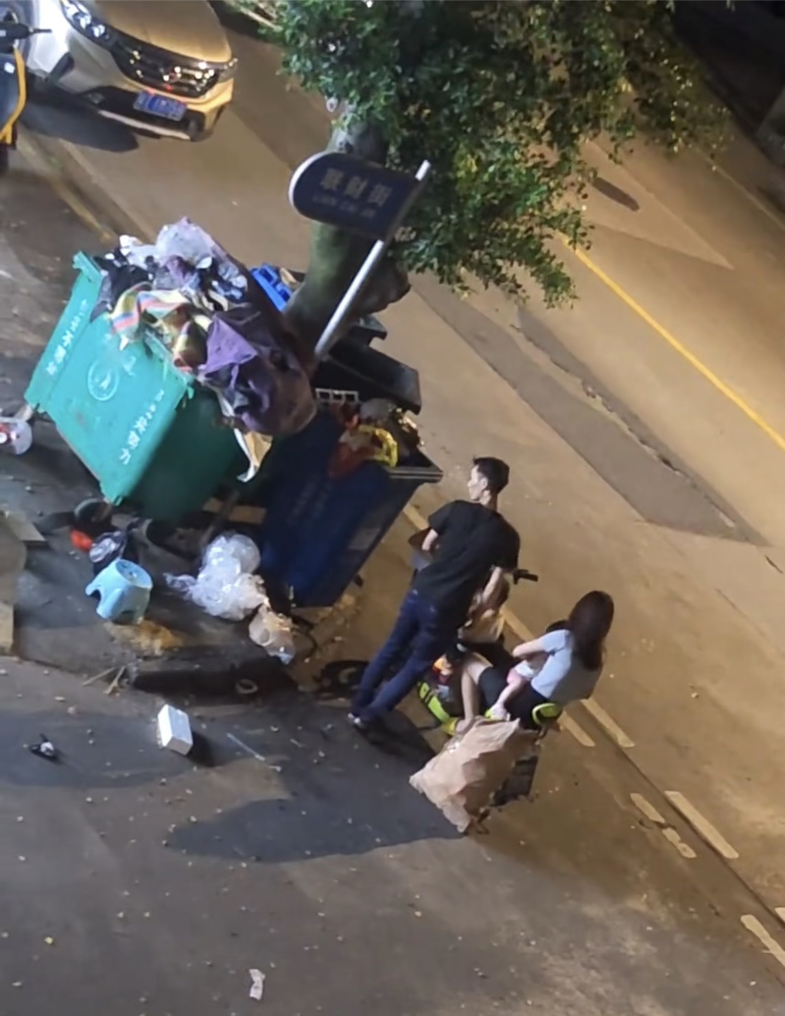 办事回来的时候,看到在街边的垃圾桶旁边,有一位男子正在弯腰捡纸盒