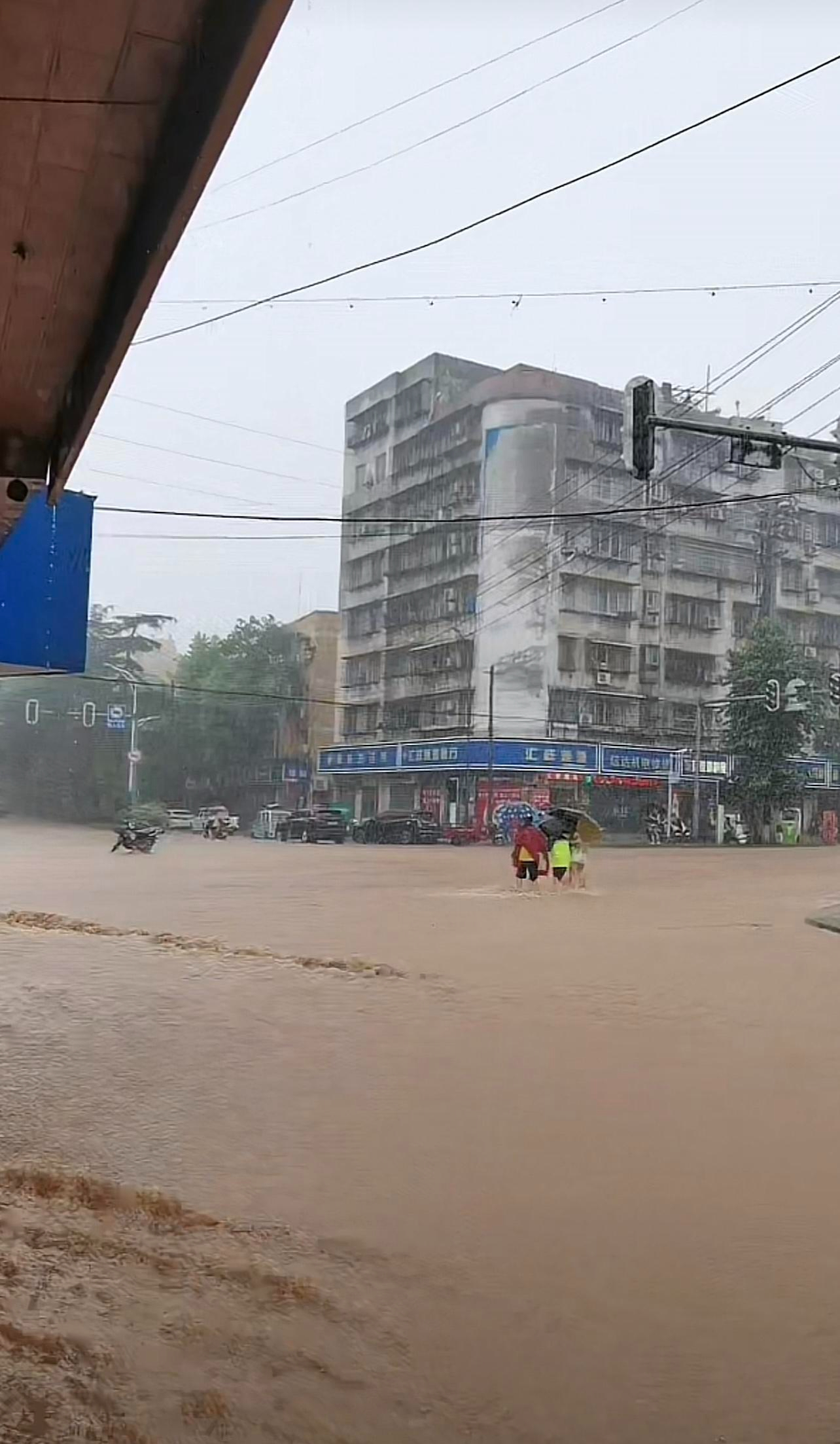 十堰暴雨图片