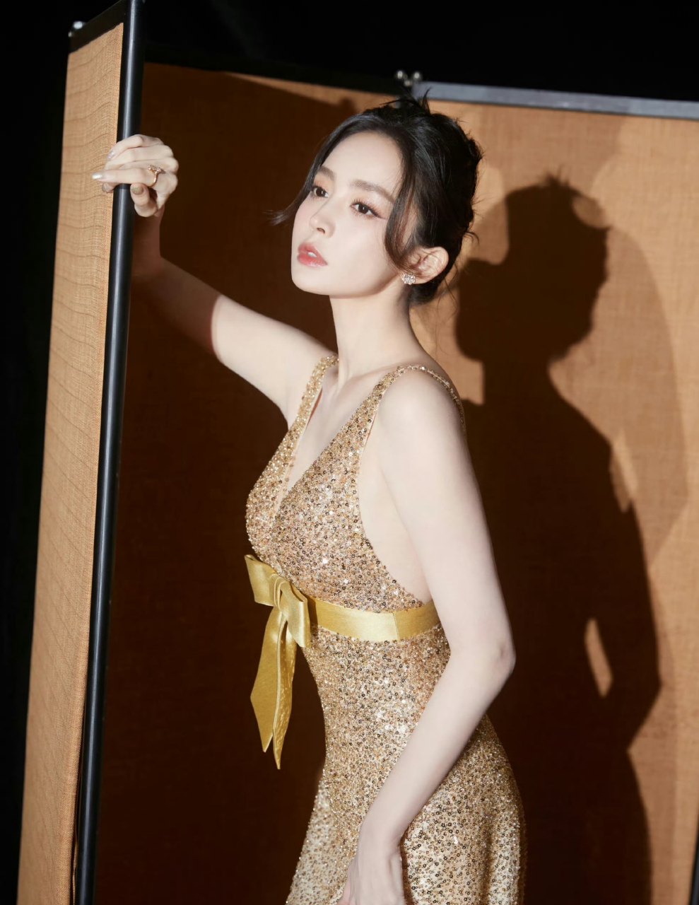 古力娜扎身穿金色长裙展现出了高贵典雅的气质,修长的身材和雪白的