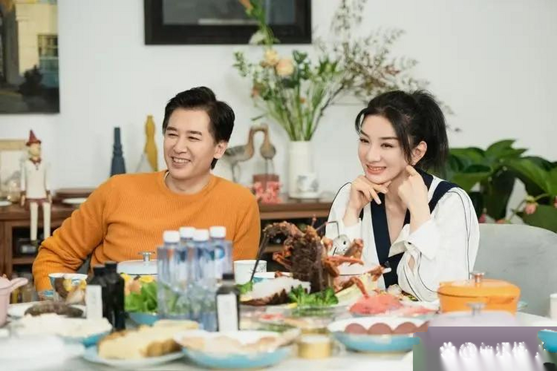 黄奕的老公是建筑界学霸崔伟,两人看上去还是蛮般配的