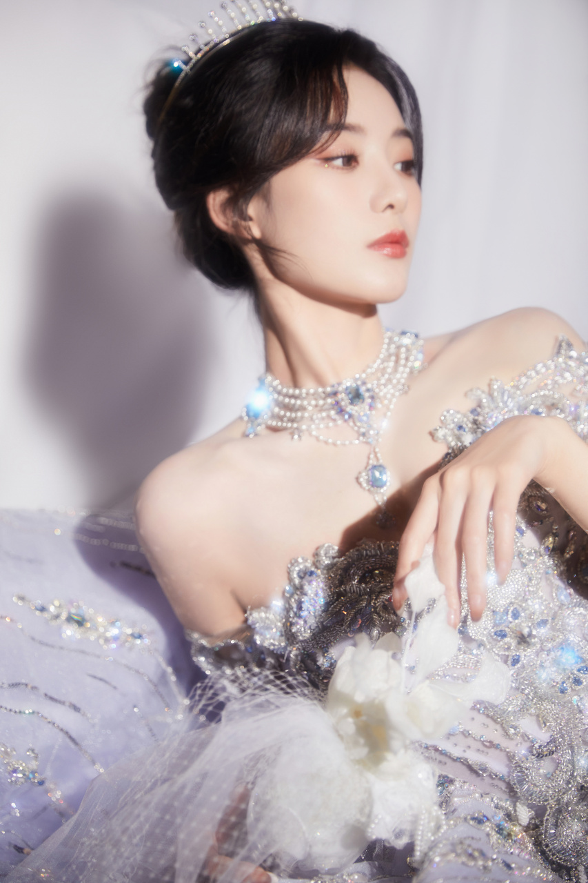 徐艺洋身穿一件闪耀着独特光芒的亮片长裙,让整个人看起来就像是从