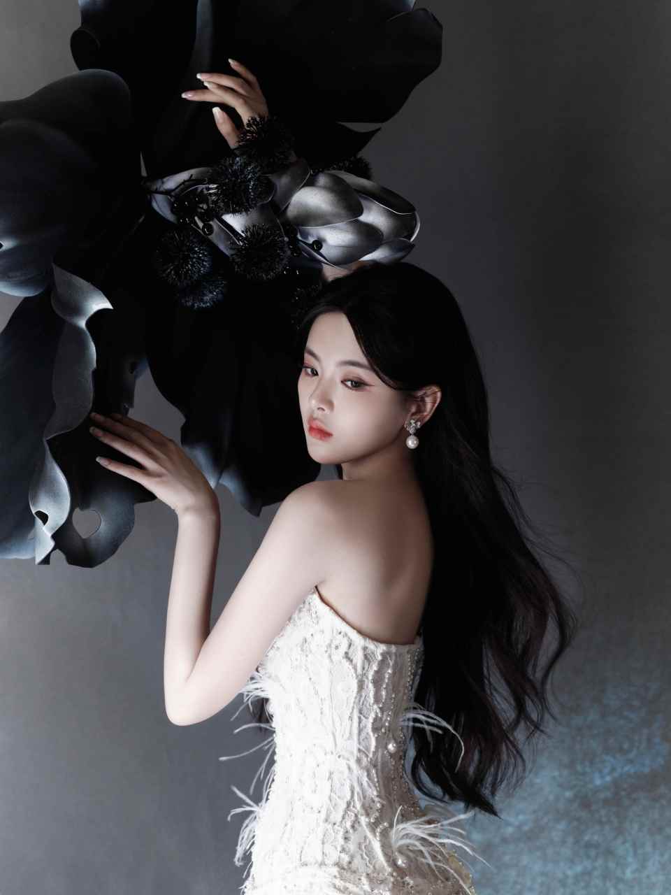 杨超越发布了一组绝美礼服照片,照片中她身穿黑色连衣裙,长发飘飘