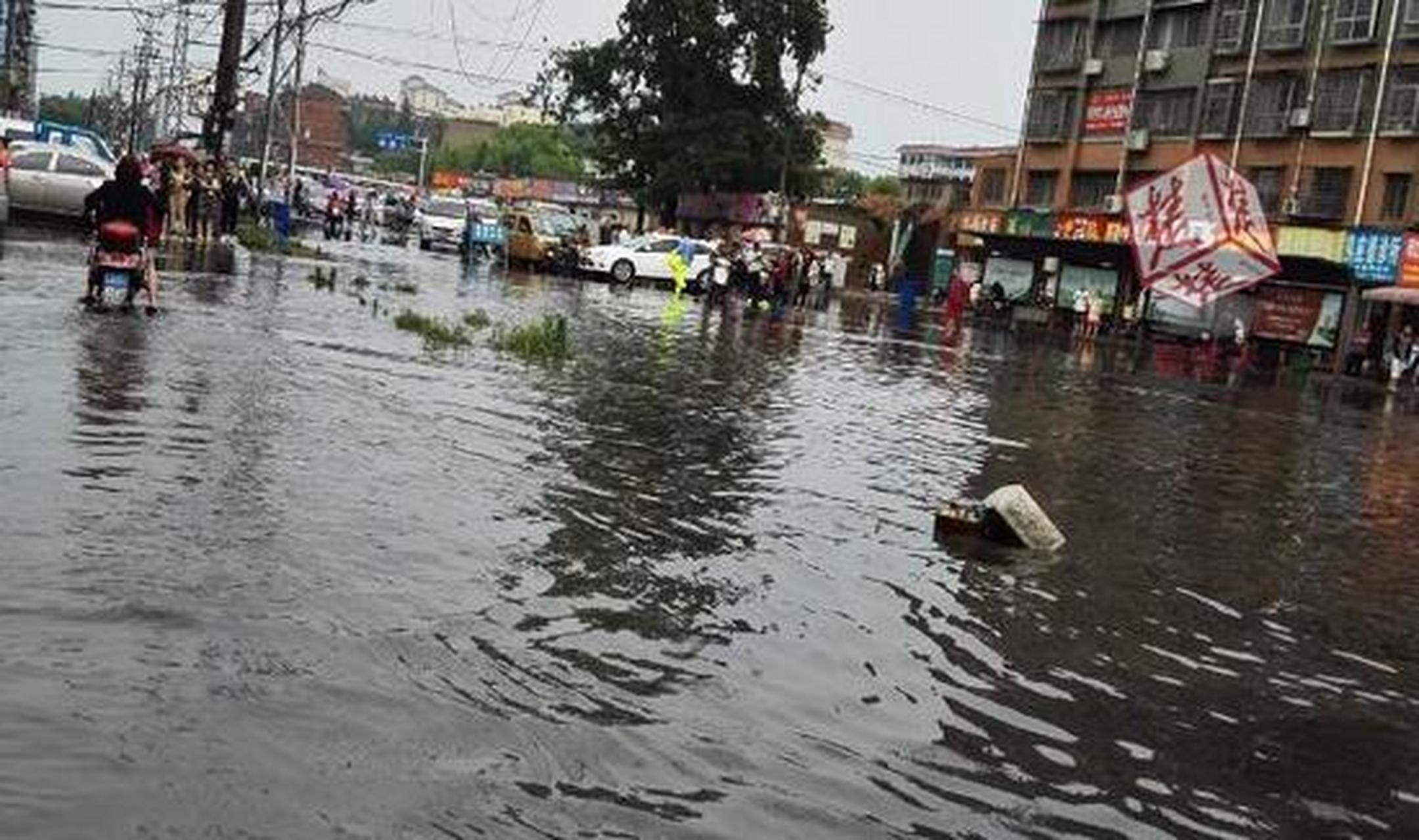 湖北襄阳暴雨水浸街!