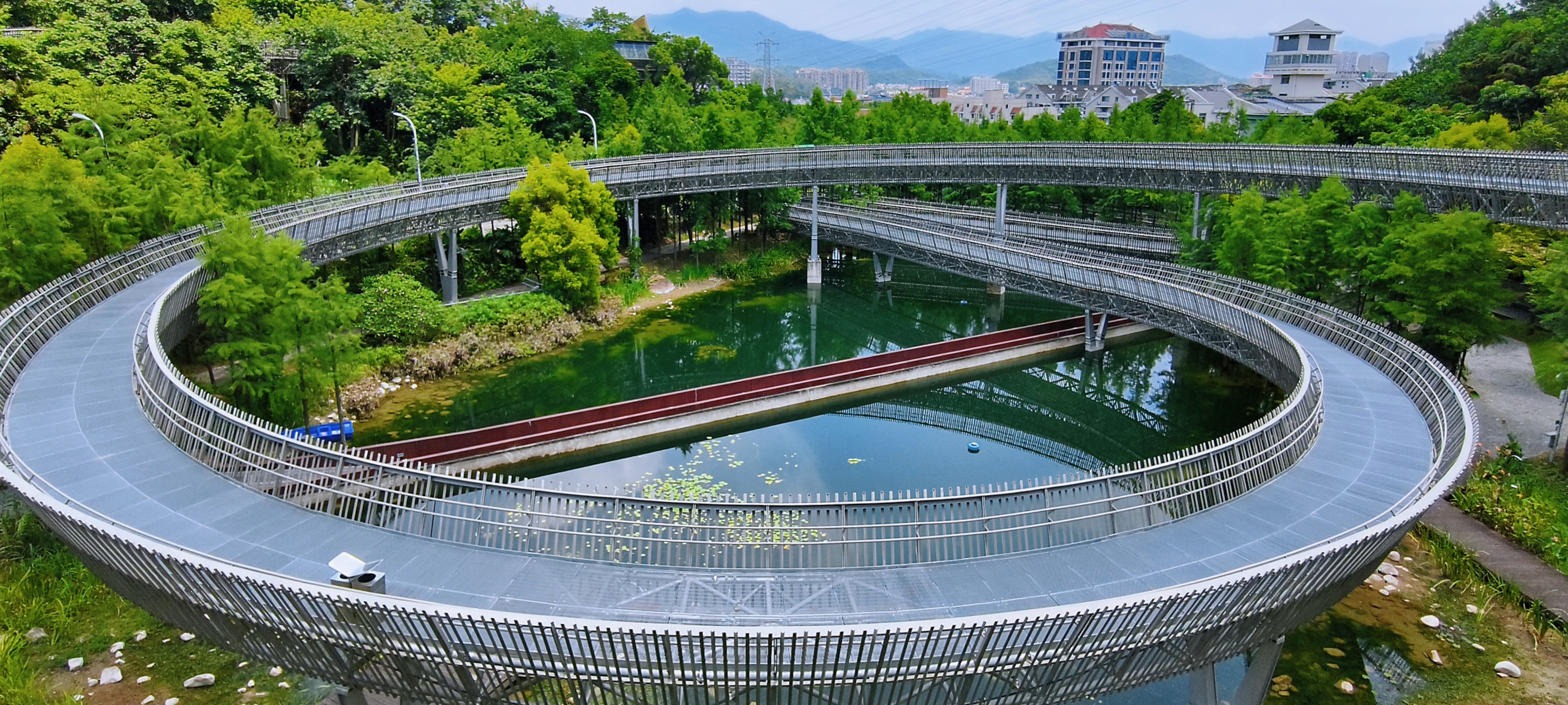 [赞同]#福建旅行#福道是福州市一条悬空钢架城市森林栈道,环线总长约