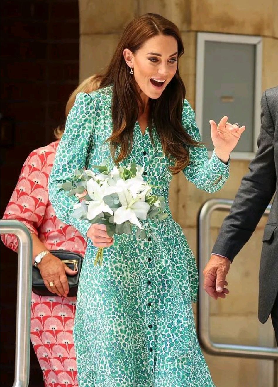 从唐宁街到王室衣橱:萨曼莎·卡梅伦的时尚王国如何征服凯特王妃