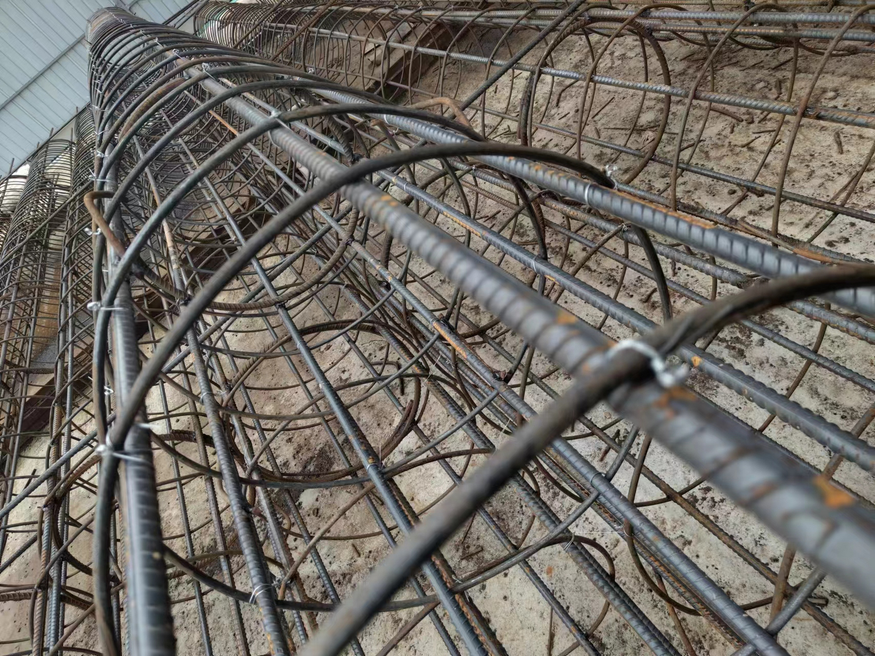 钢筋笼绑扎质量要求 绑扎钢筋的扎丝头应压下去,不能伸入混凝土保护层