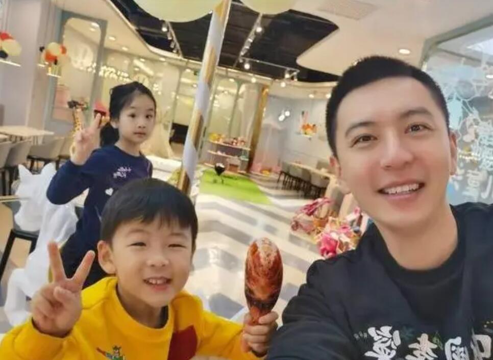 杨鸣离婚后和女儿被偶遇,10岁女儿身高一米七,女友思思博士毕业