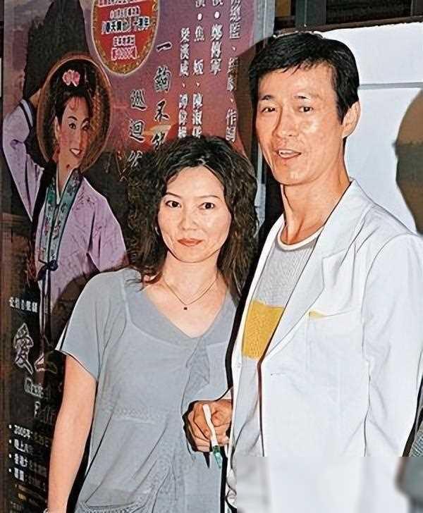 76岁郑少秋带三婚娇妻买豪车,妻子穿搭时尚好年轻,小女儿很漂亮