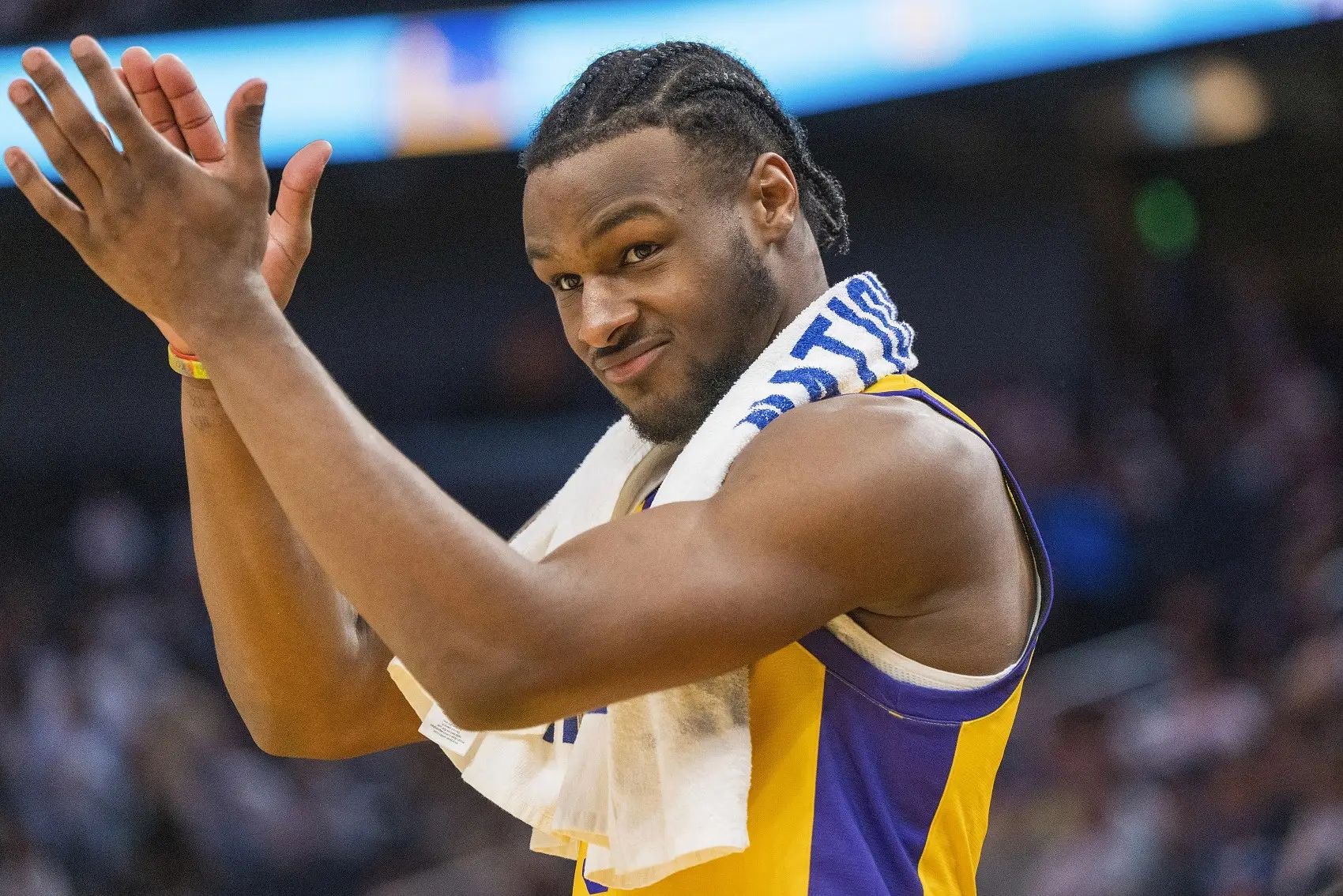 在篮球界备受瞩目的新星布朗尼·詹姆斯,于7月14日的夏季联赛中再次