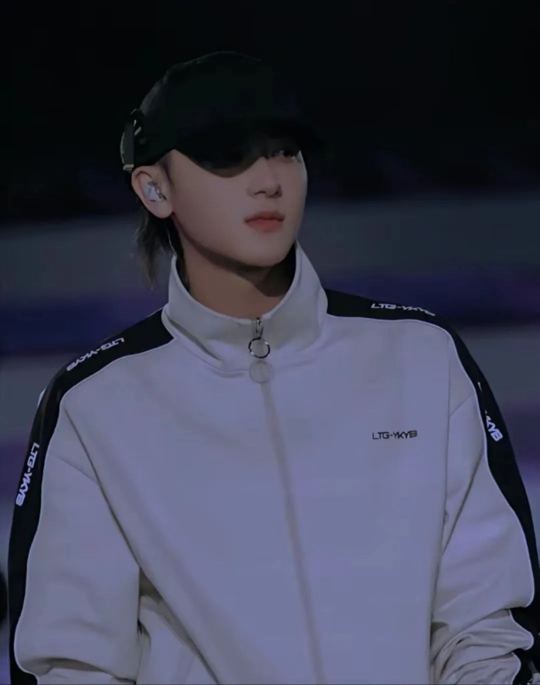 黄子韬靠着性感胸毛,死死拿捏徐艺洋?泳池脱衣八块腹肌流出