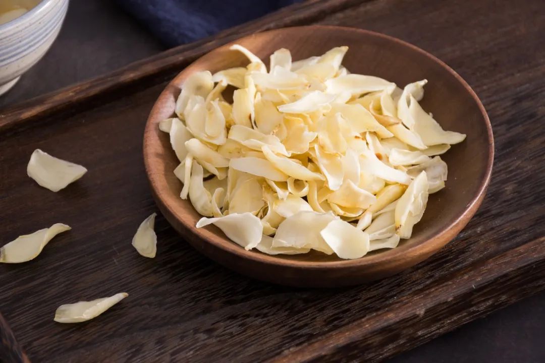 【组成】百合,地黄.  【出自】张仲景的《金匮要略》.