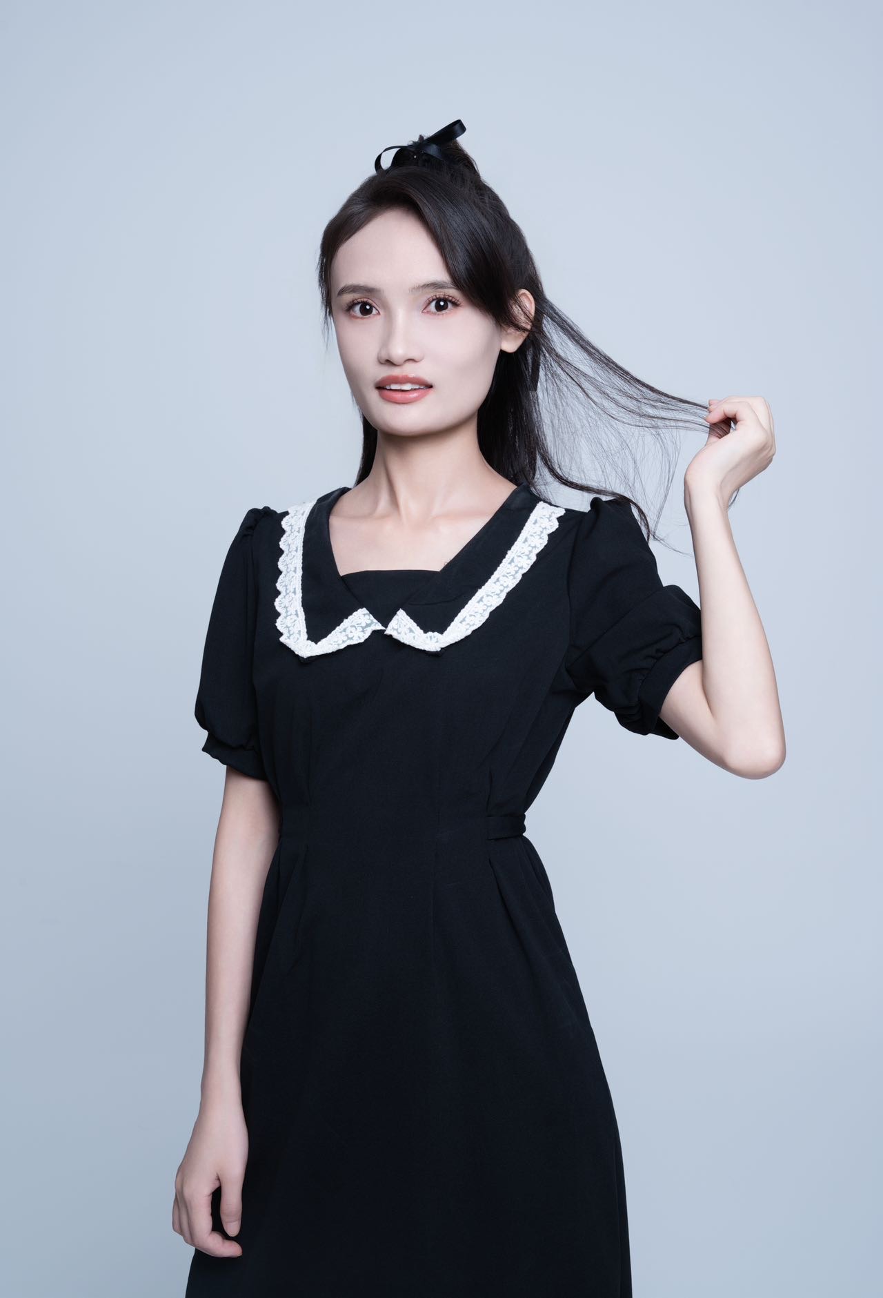 从自由到焦点,吴艾以坚韧不拔之心踏上平面模特之路