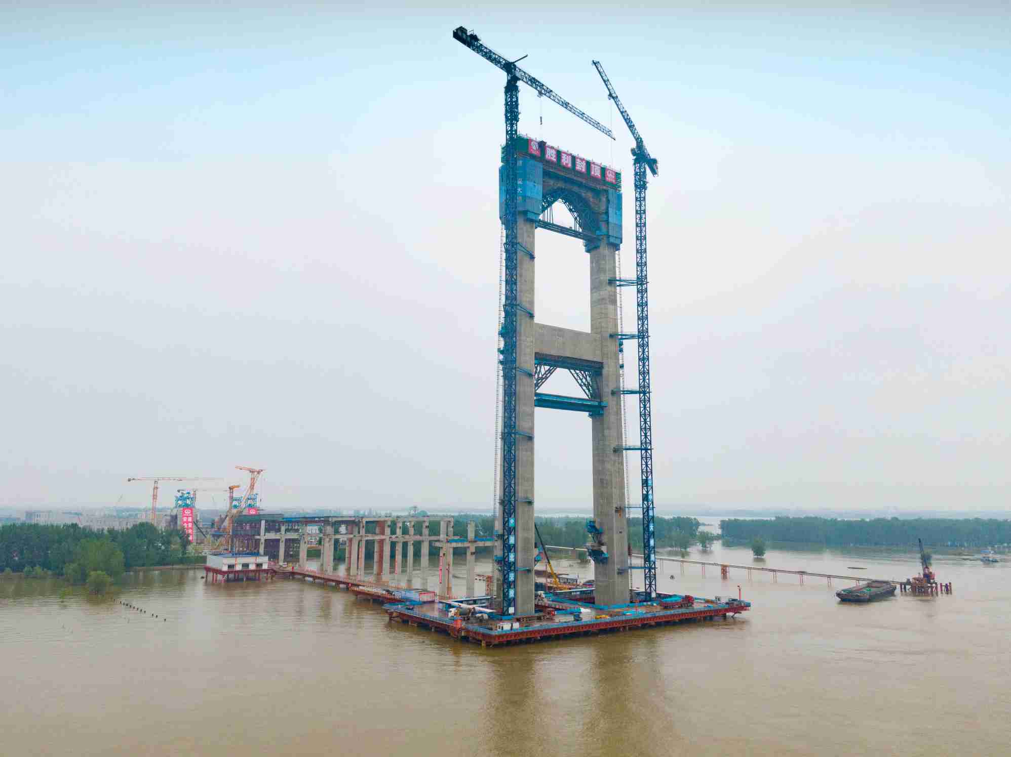 燕矶长江大桥主塔全部封顶 大桥建成后黄冈到花湖机场只需15分钟