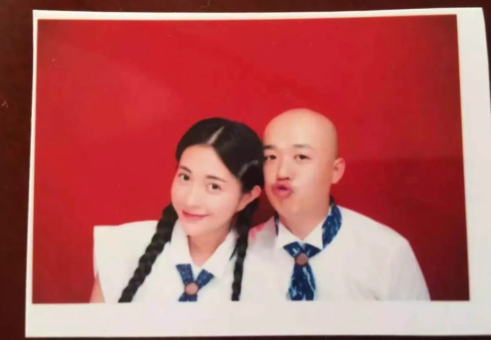 包文婧晒全家福庆生,包贝尔亲吻女儿脸颊,一家三口欢乐幸福