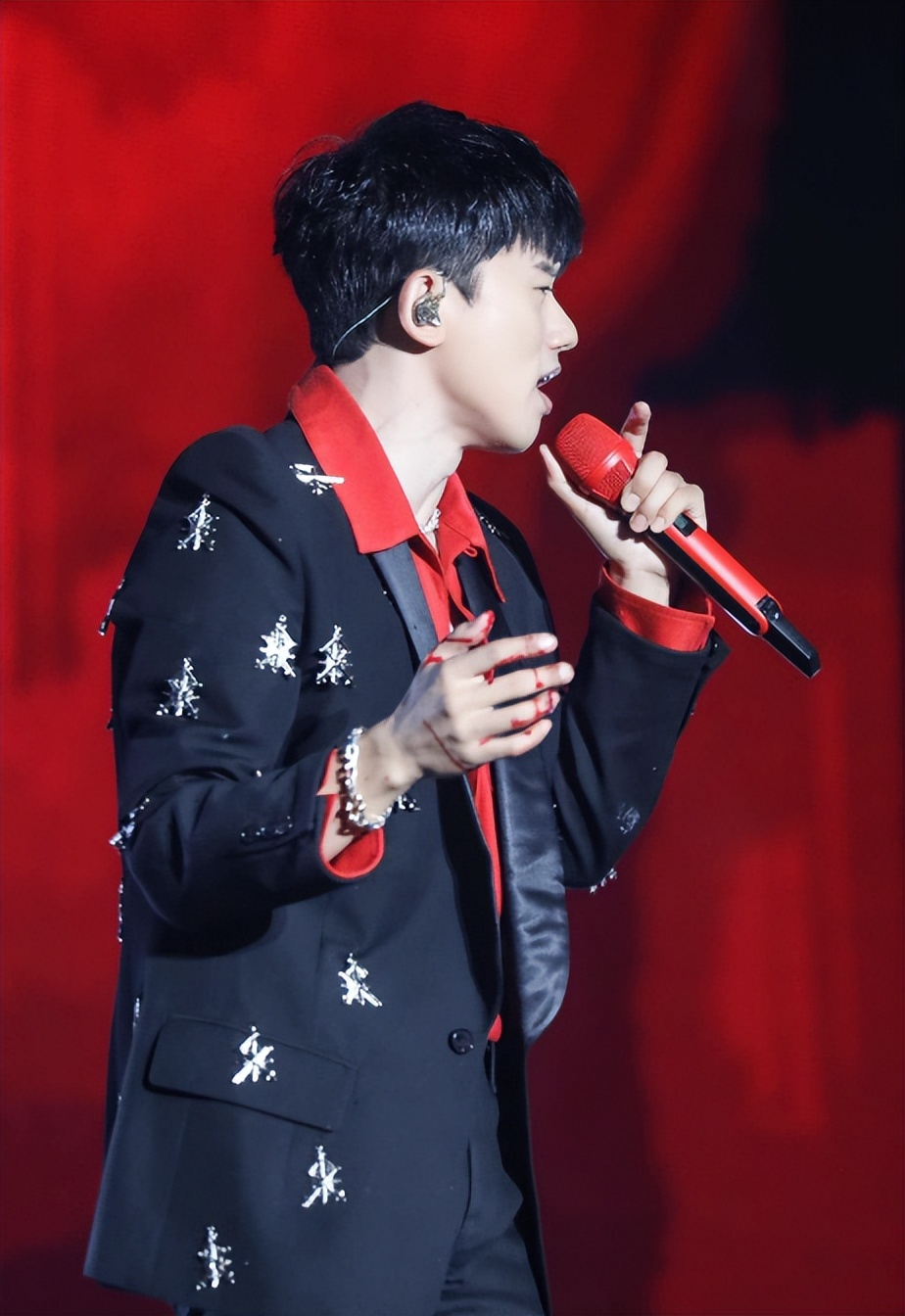 张杰与女舞伴上演"大尺度"动作,谢娜吃醋:比我还开朗