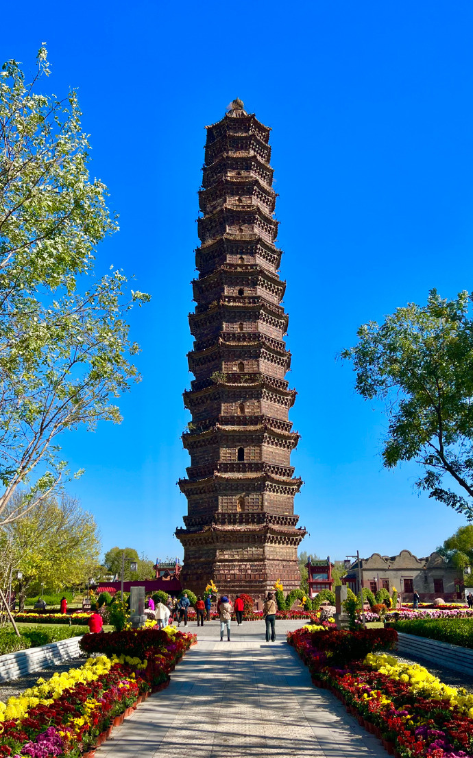 如崇文塔,是中国最高的古塔;嵩岳寺塔,是密式塔类建的鼻祖;应县木塔