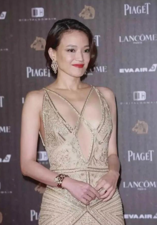 哇!舒淇中门大开霸气十足,"酥胸半露"性感撩人,真是大饱眼福