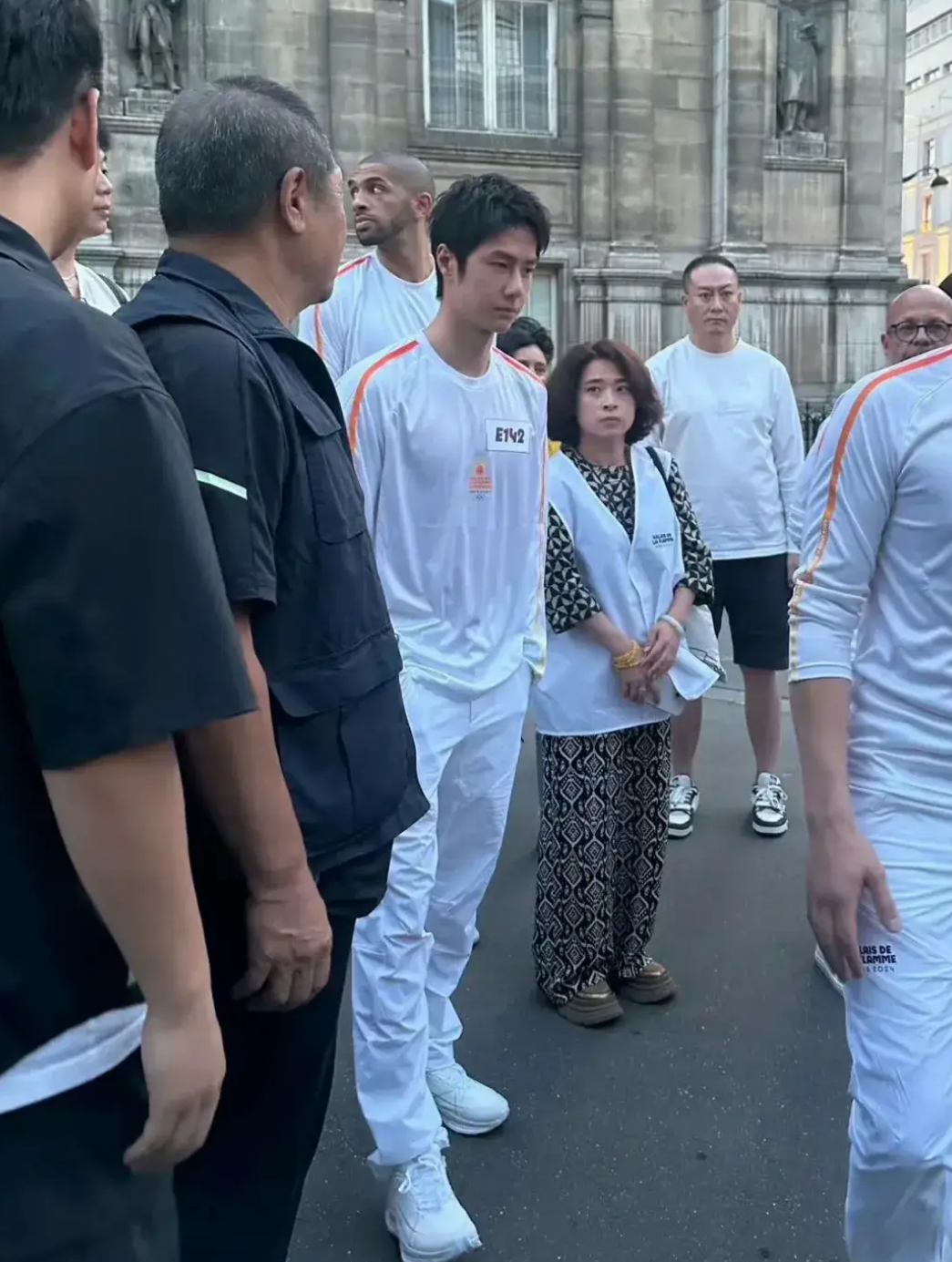 王一博巴黎奥运会火炬手现场图,这火炬服能被他穿成这样是我没想到的
