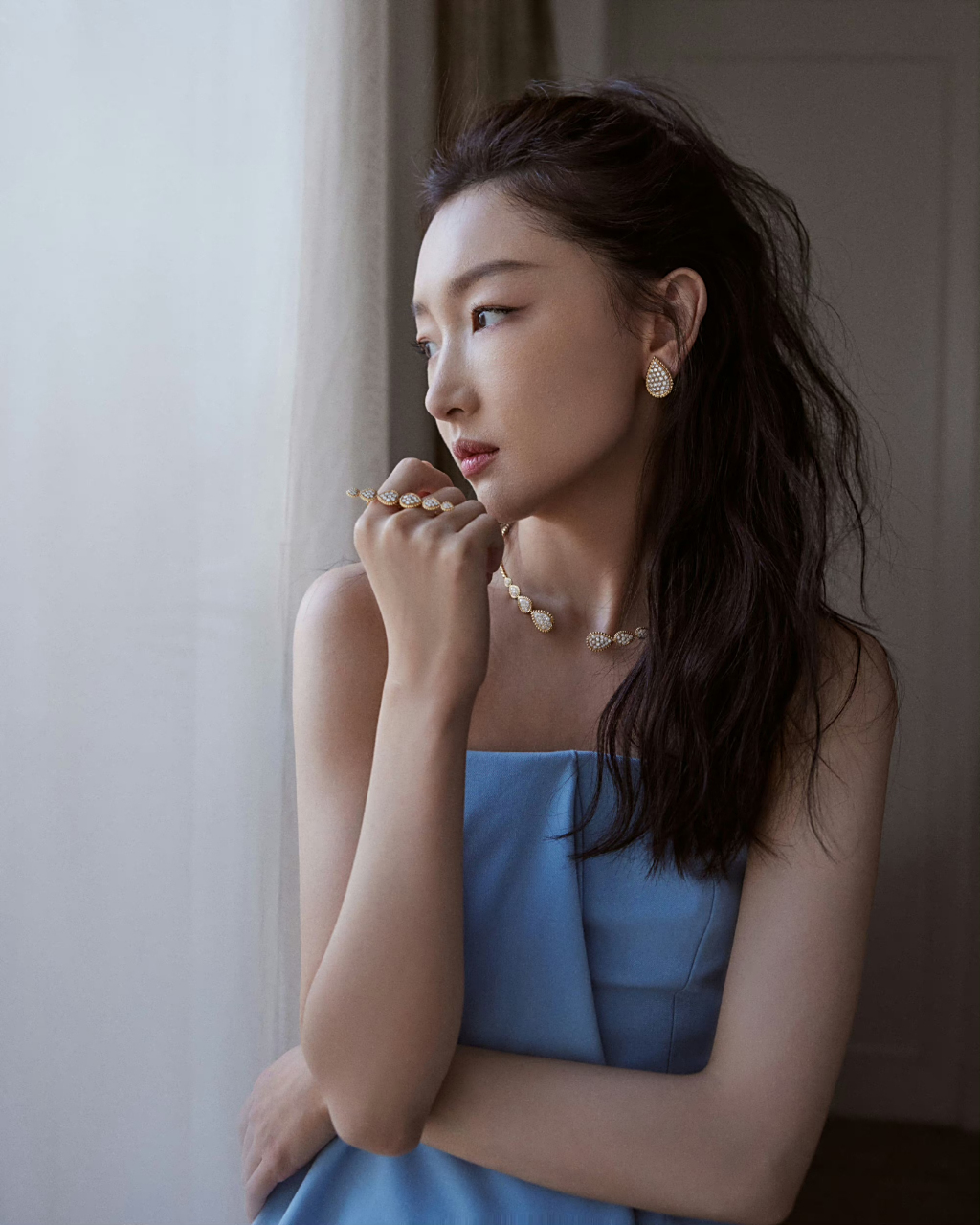 周冬雨的侧脸还挺好看,越来越有女人味了.