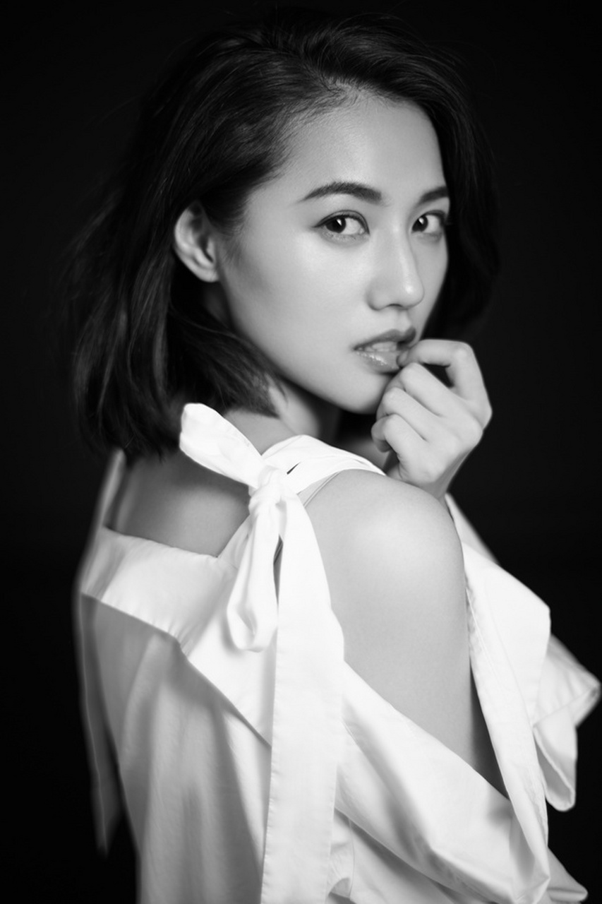 董琦黑白系写真曝光天生丽质展雕刻美