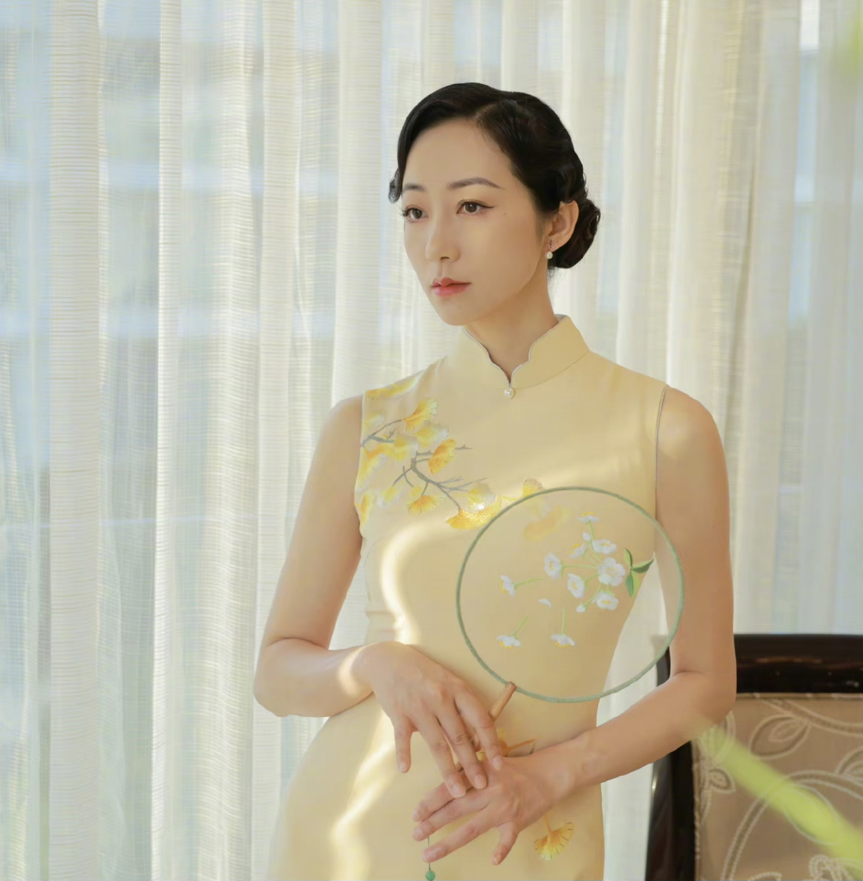 韩雪旗袍照,演绎江南女子的温婉和娴静.