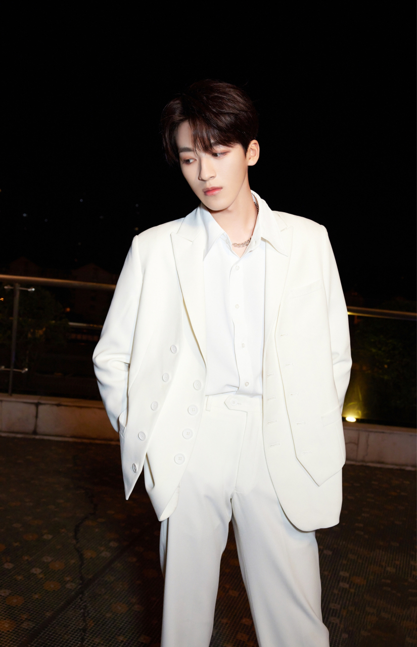 何洛洛一身白色穿搭,高贵典雅