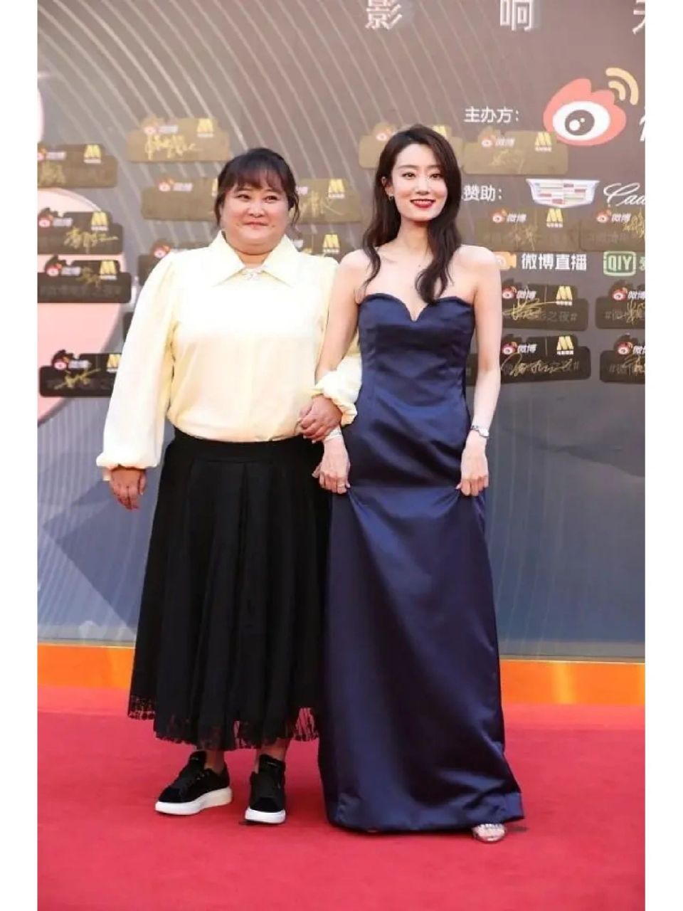 贾玲与张小斐同框合影尽显闺蜜情