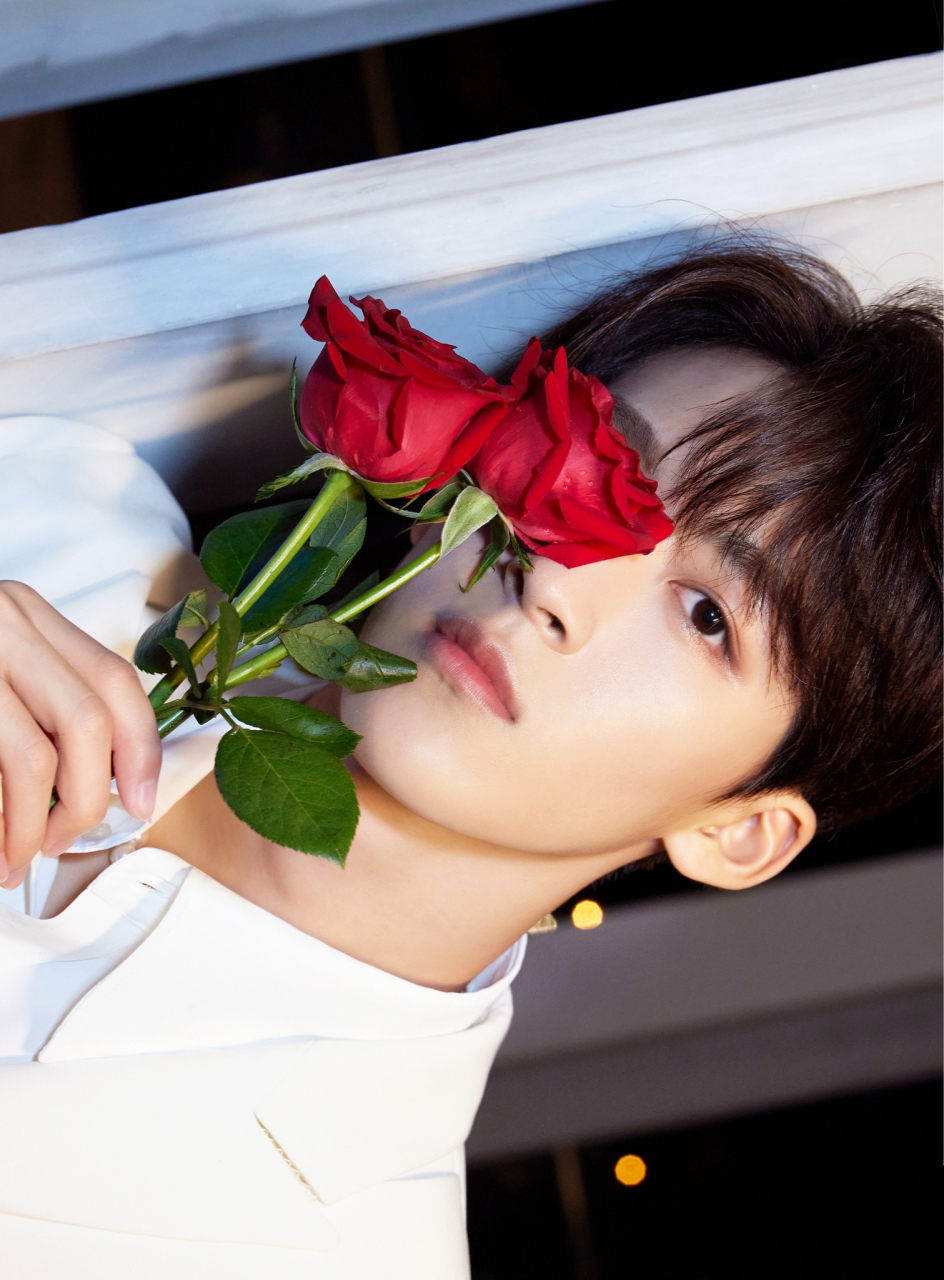 何洛洛一身白色穿搭,高贵典雅