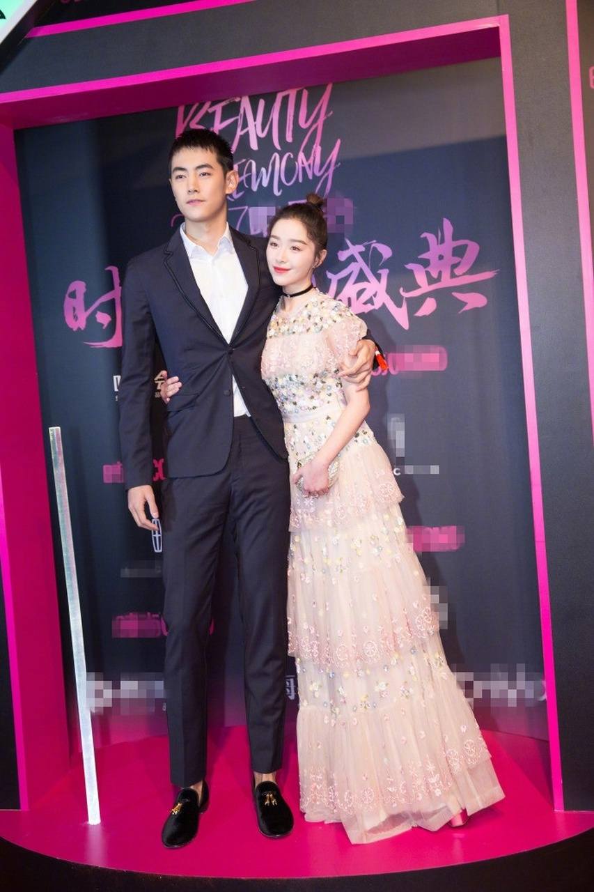 阚清子穿碎花纱裙仙气十足和纪凌尘牵手相依形影不离