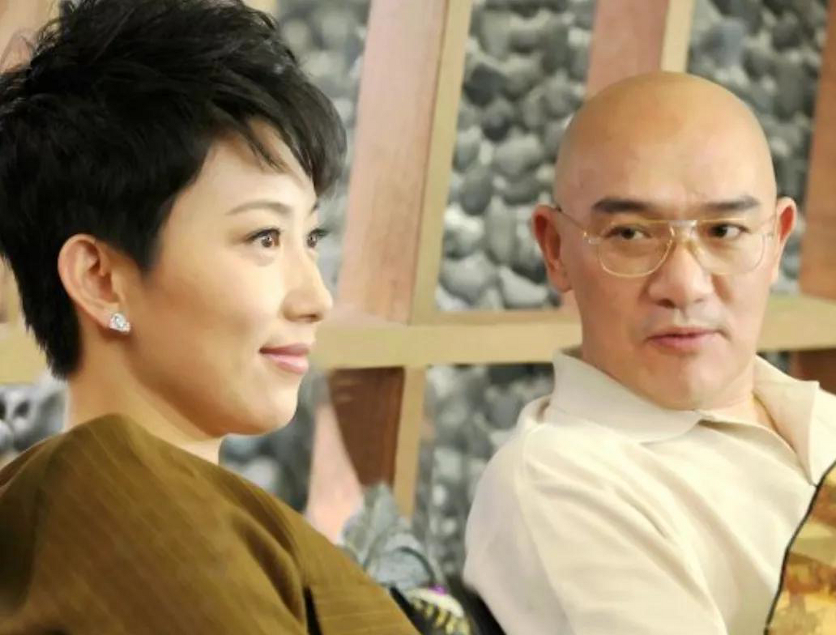 戴眼镜的男人是老戏骨王绘春,他的演技令人折服.