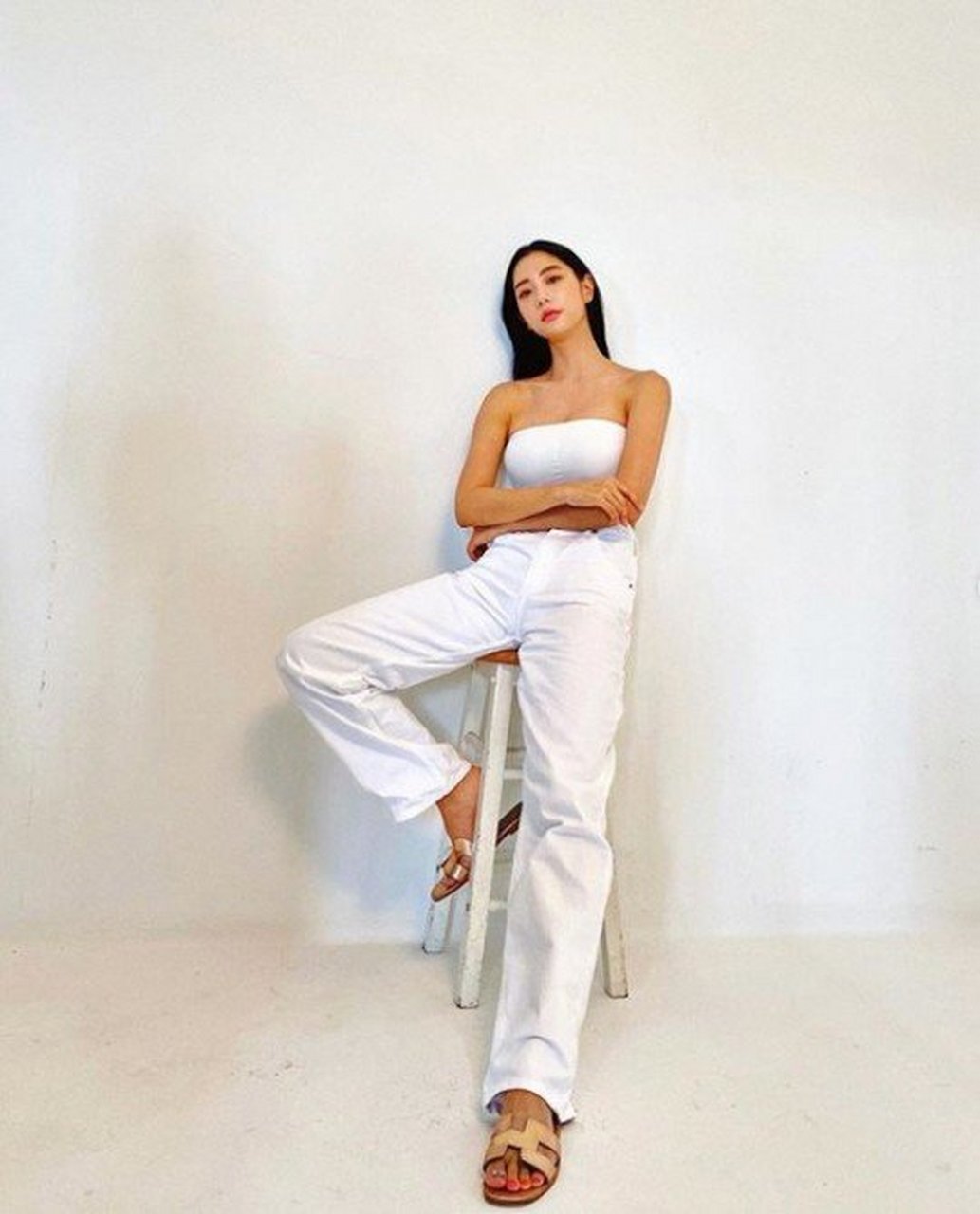 韩国美女演员clara晒照穿抹胸背心身材丰满