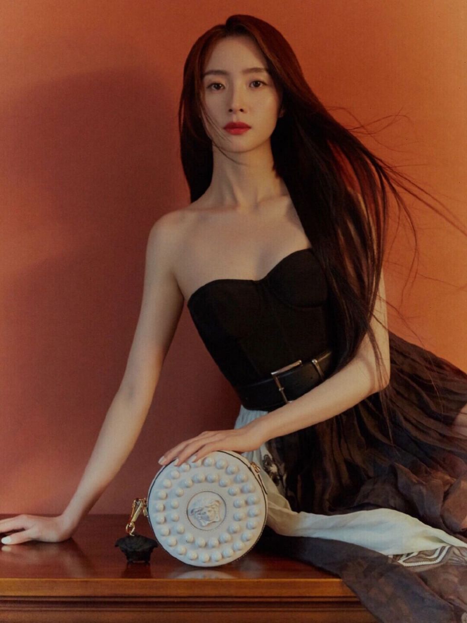 胡冰卿拍写真穿搭"真有品味"