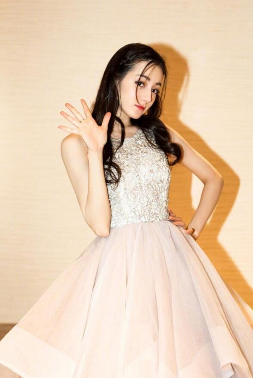 迪丽热巴露背秀手臂肌肉频卖萌好可爱