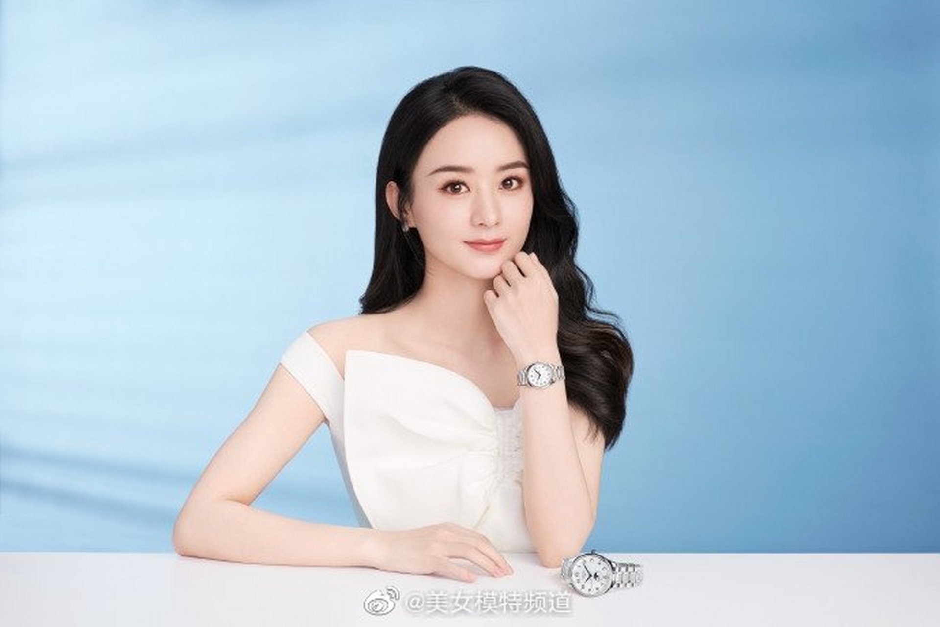 赵丽颖身穿白色连衣裙仙气十足