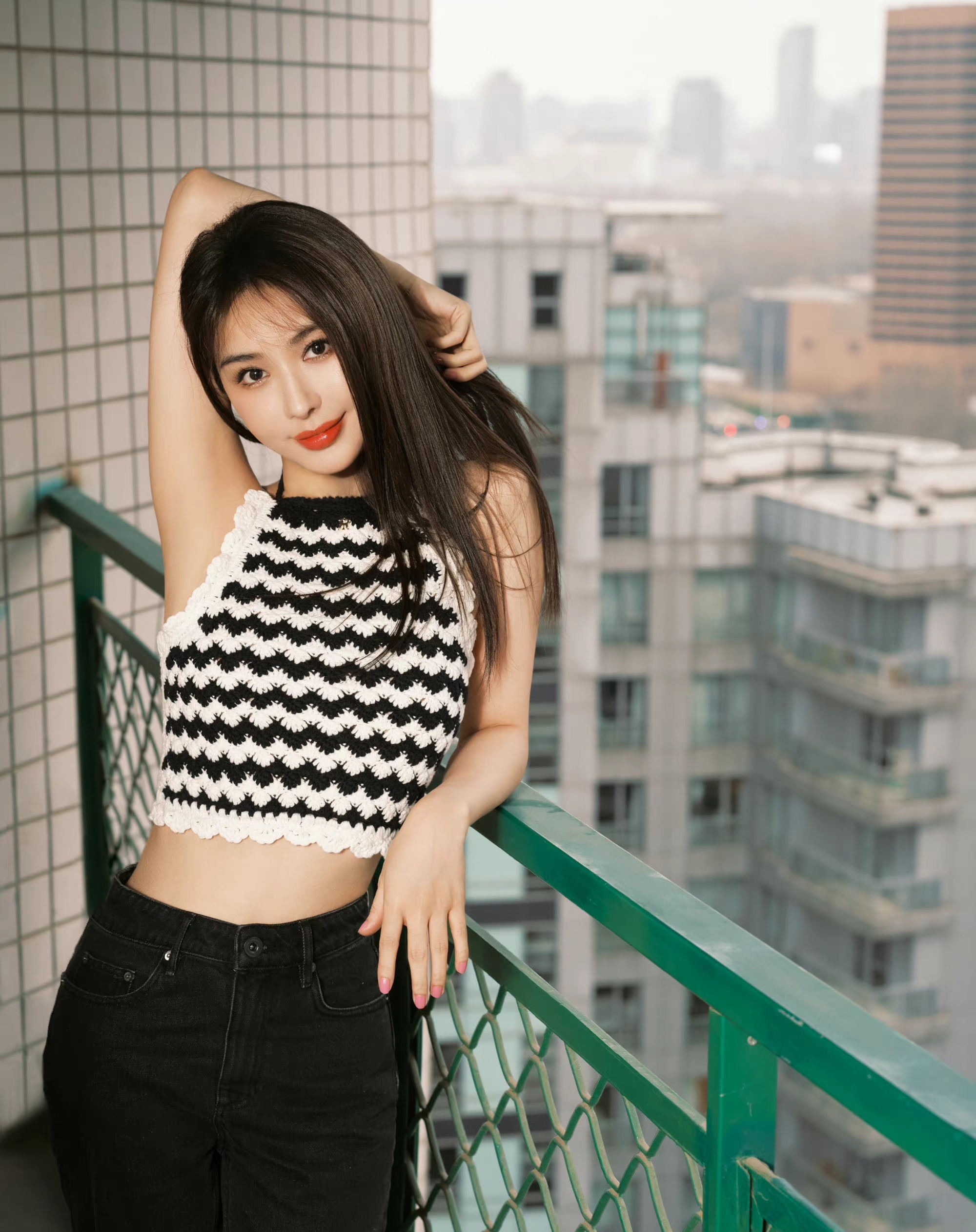 李菲儿的穿搭露腰更添潮范儿
