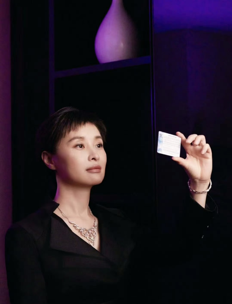 短发的吴越和袁立有几分相似