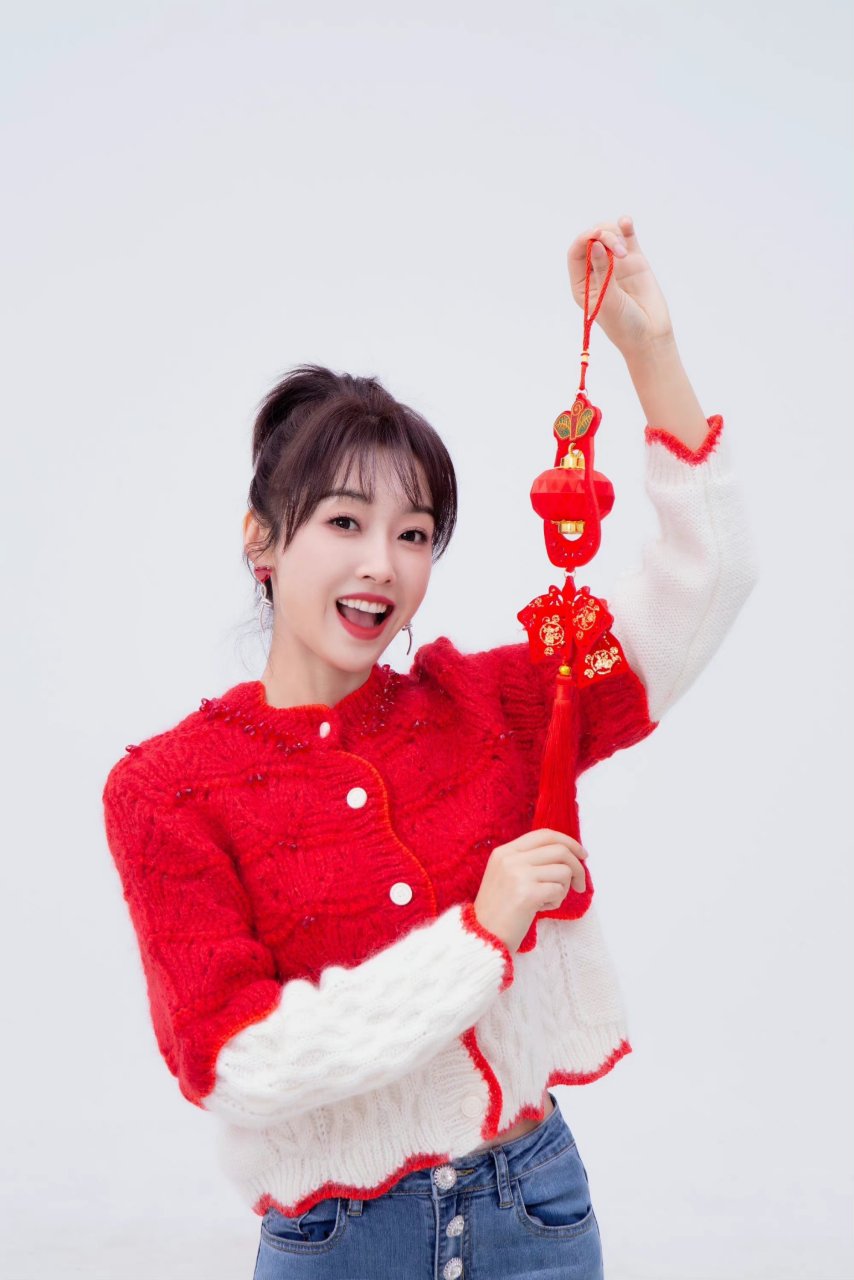 宣璐的穿搭鲜艳也有日常干练.