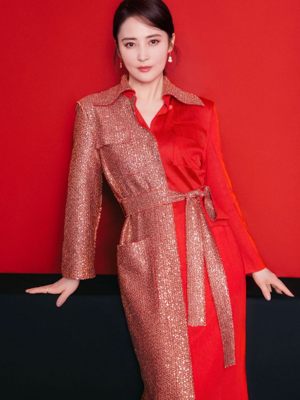 蒋勤勤好久不见,穿红色衬衫裙给粉丝送祝福