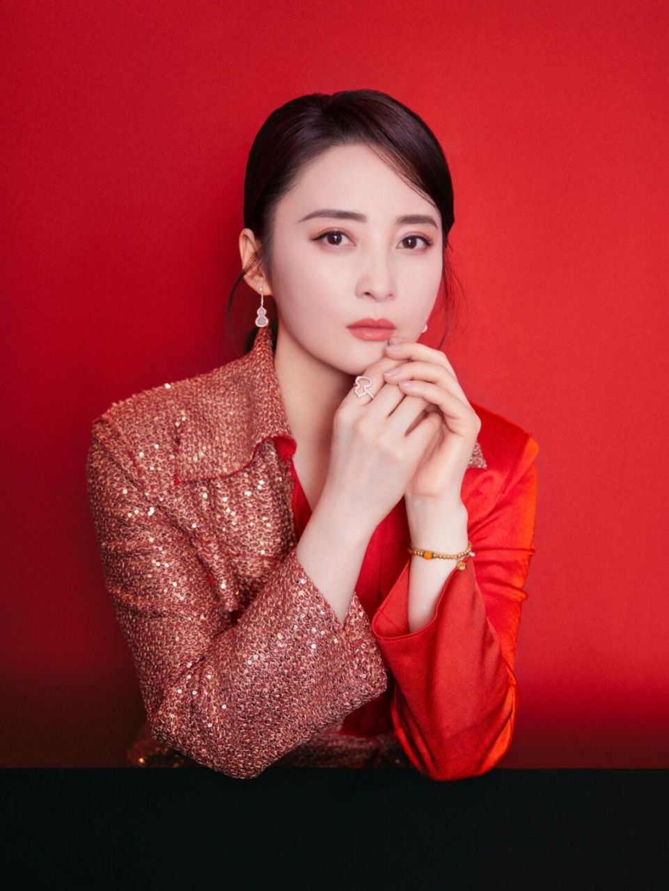 蒋勤勤好久不见,穿红色衬衫裙给粉丝送祝福