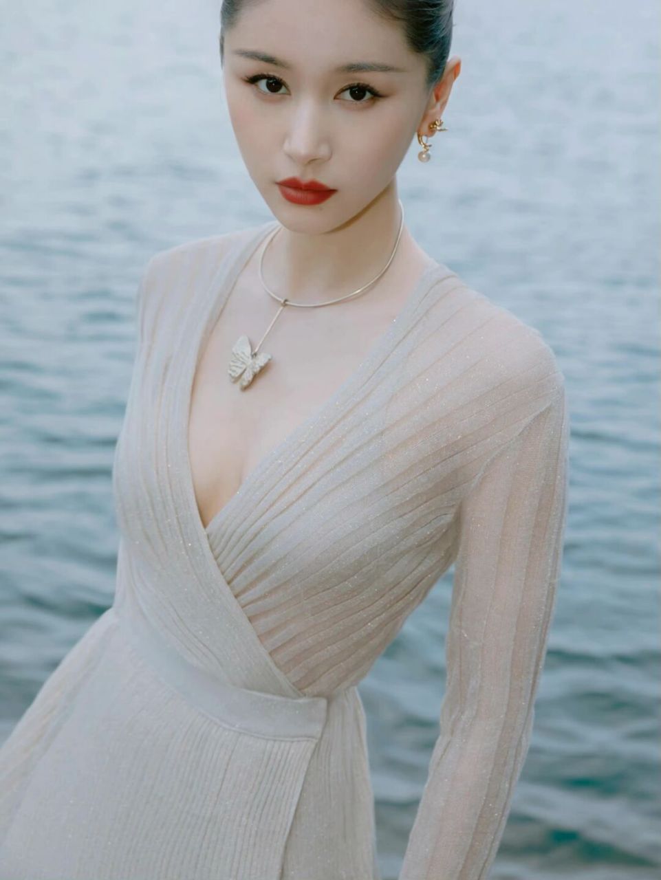 王子文穿薄纱礼服裙轻盈飘逸,优雅迷人好养眼!