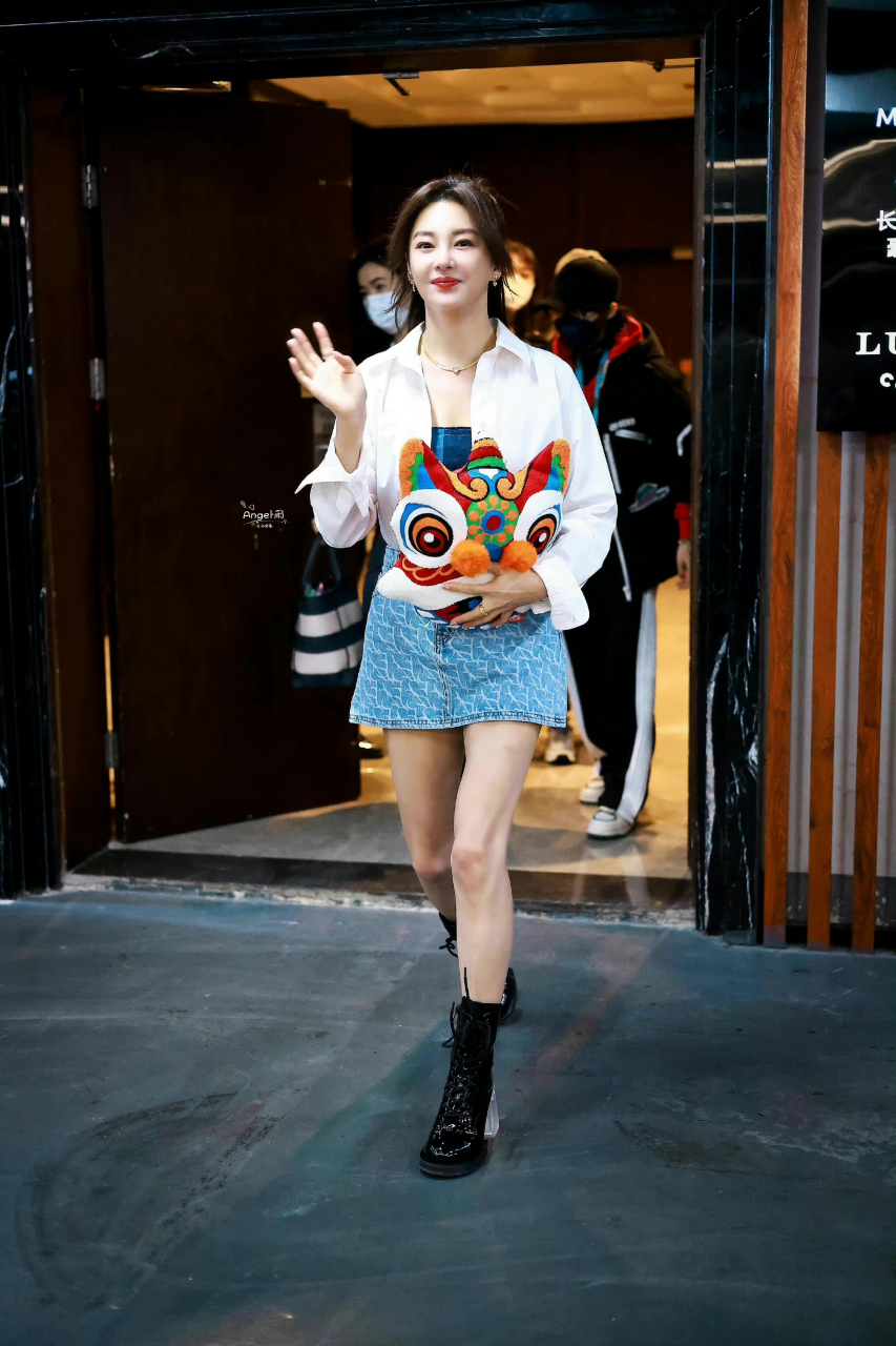 张雨绮的醒狮抱枕好好看,有被种草.