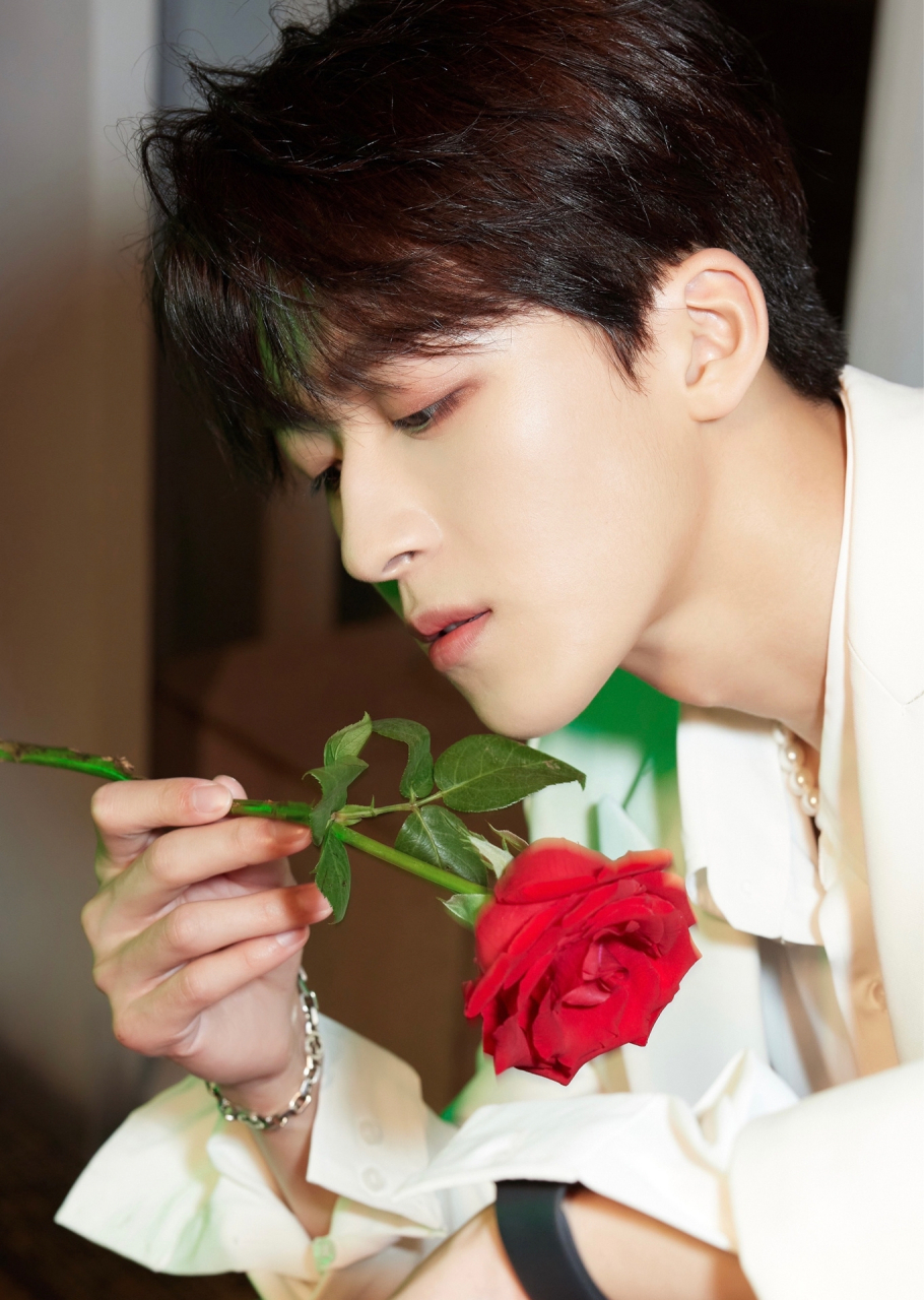 何洛洛一身白色穿搭,高贵典雅