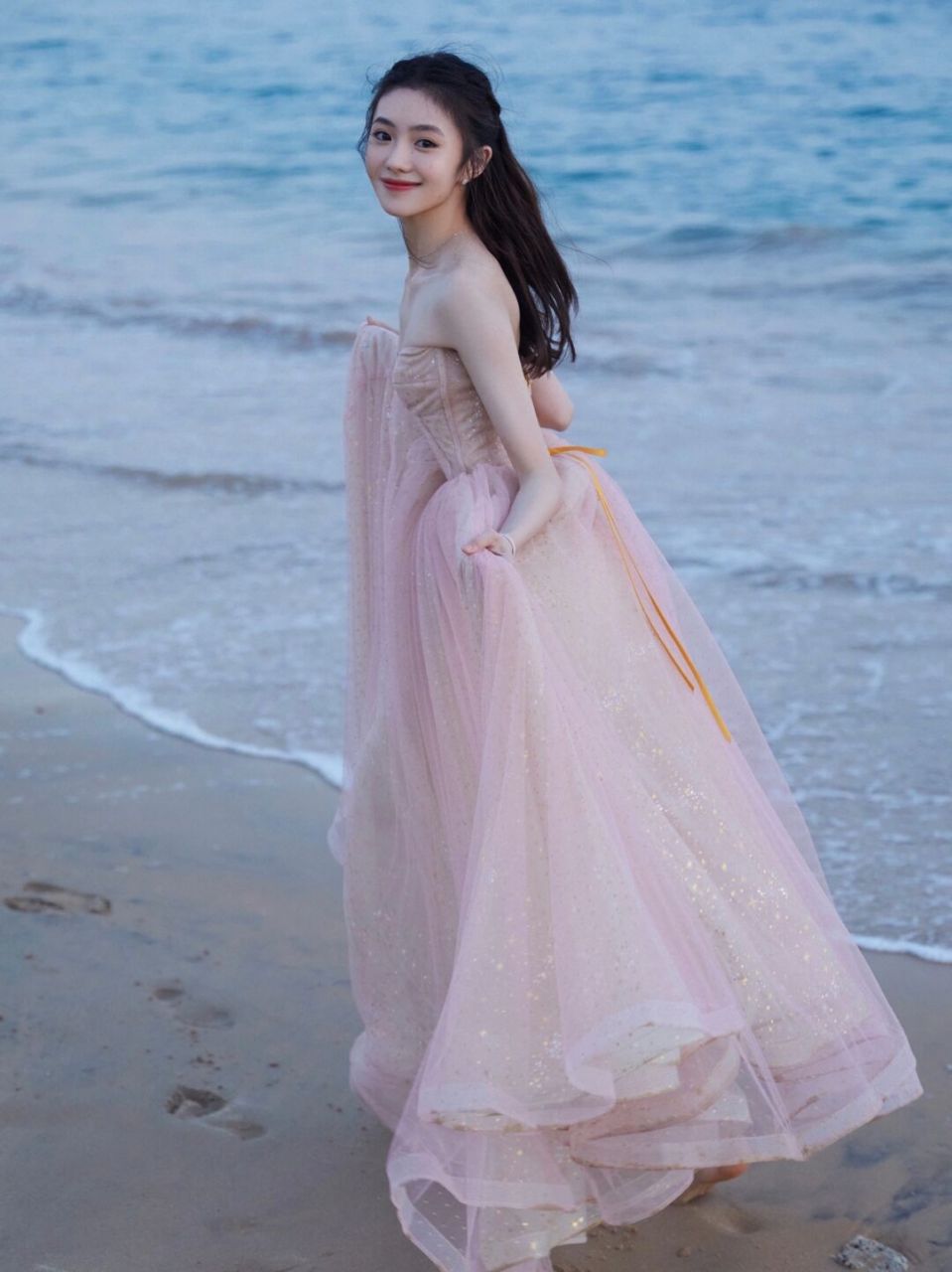 刘浩存海边拍写真造型